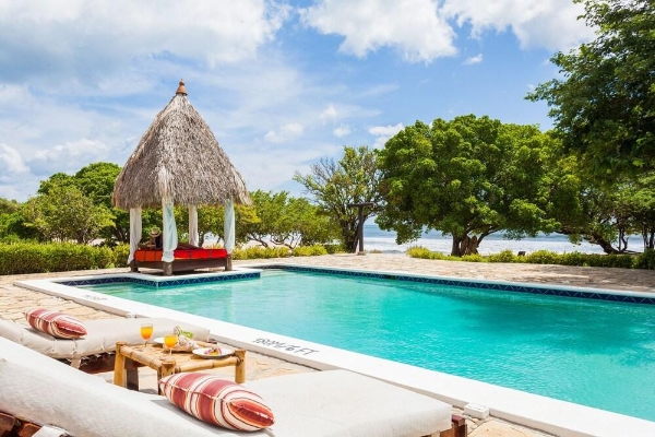 Hotel Punta Teonoste (Tola)